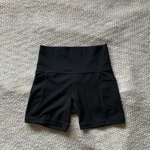 Athleta Salutation 5” Shorts